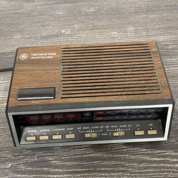 Vintage General Electric GE Model 7-4616B Two Wake Times FM/AM Alarm Clock Radio - Picture 2 of 8